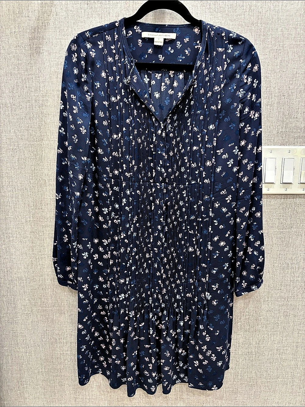 Diane von Furstenberg Floral Pleated Sheath Dress Blue & Pink Size 4 Like New
